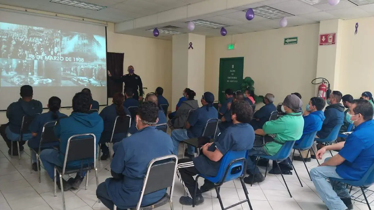 Mujeres del sector maquilador reciben platica sobre violencia